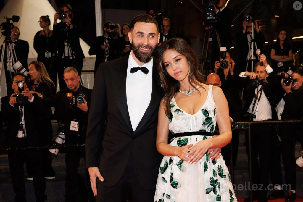 Lyna Khoudri et Karim Benzema officialisent leur couple sur le tapis rouge à Cannes